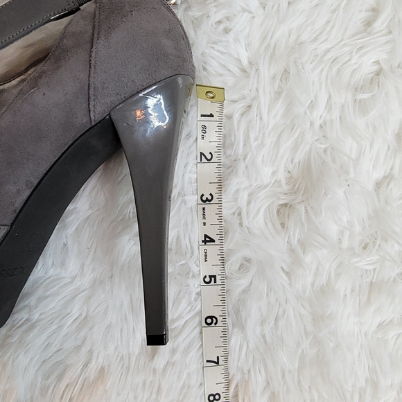 Guess ladies 9.5 gray Gwartistana platform heels NWT - Picture 11 of 12